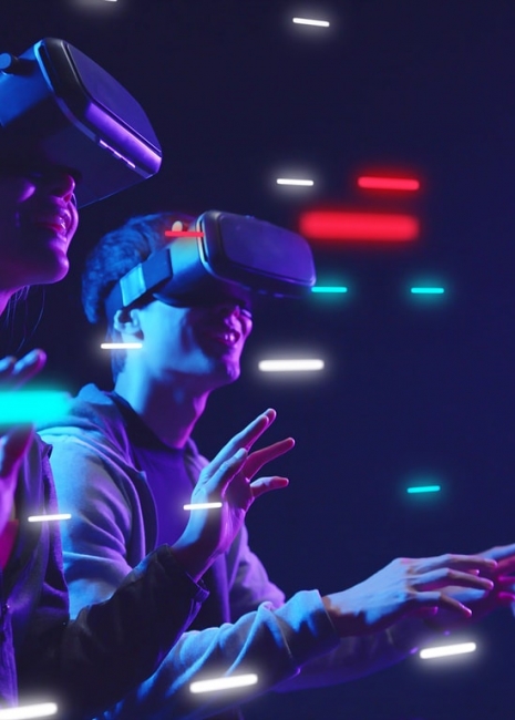 2 consumers using VR glasses to navigate in the metaverse