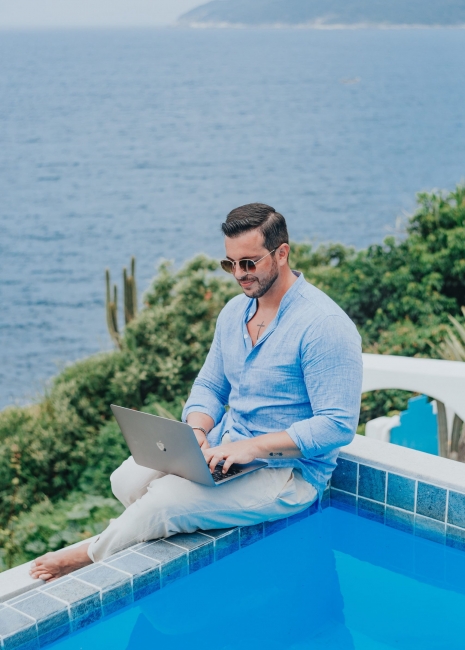BUSINESS MAN-WORKING HOLIDAYS